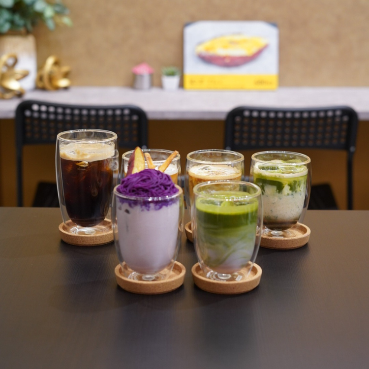 コーヒーや焼き芋スイーツに加え、飲む紫いもモンブラン、八女抹茶カフェラテ、コーヒーコーラなど、アレンジドリンクを販売しています。