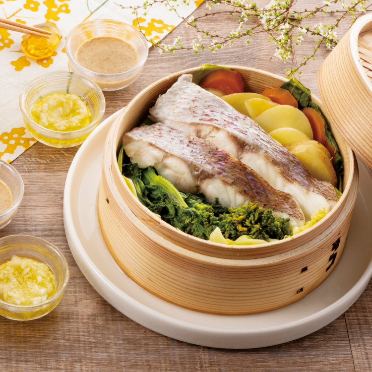 鯛と春野菜のせいろ蒸し ～２種のソースを添えて～