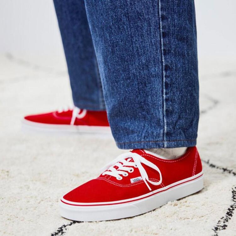 ABCマート　VANS　オーセンティックの赤い靴の写真